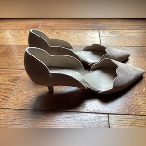 Adrienne Vittadini Women’s sand  (beige) Suede Heels Size 8